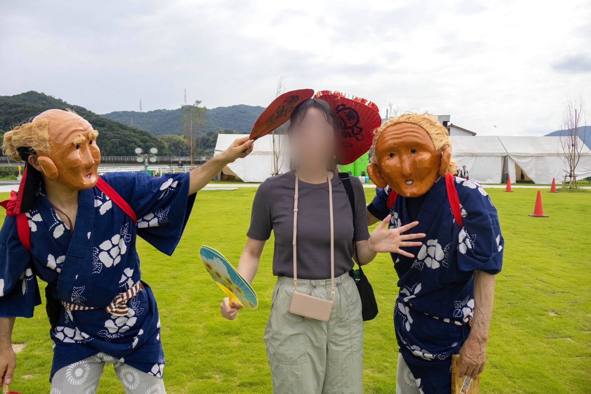 素隠居に頭を叩かれている友人