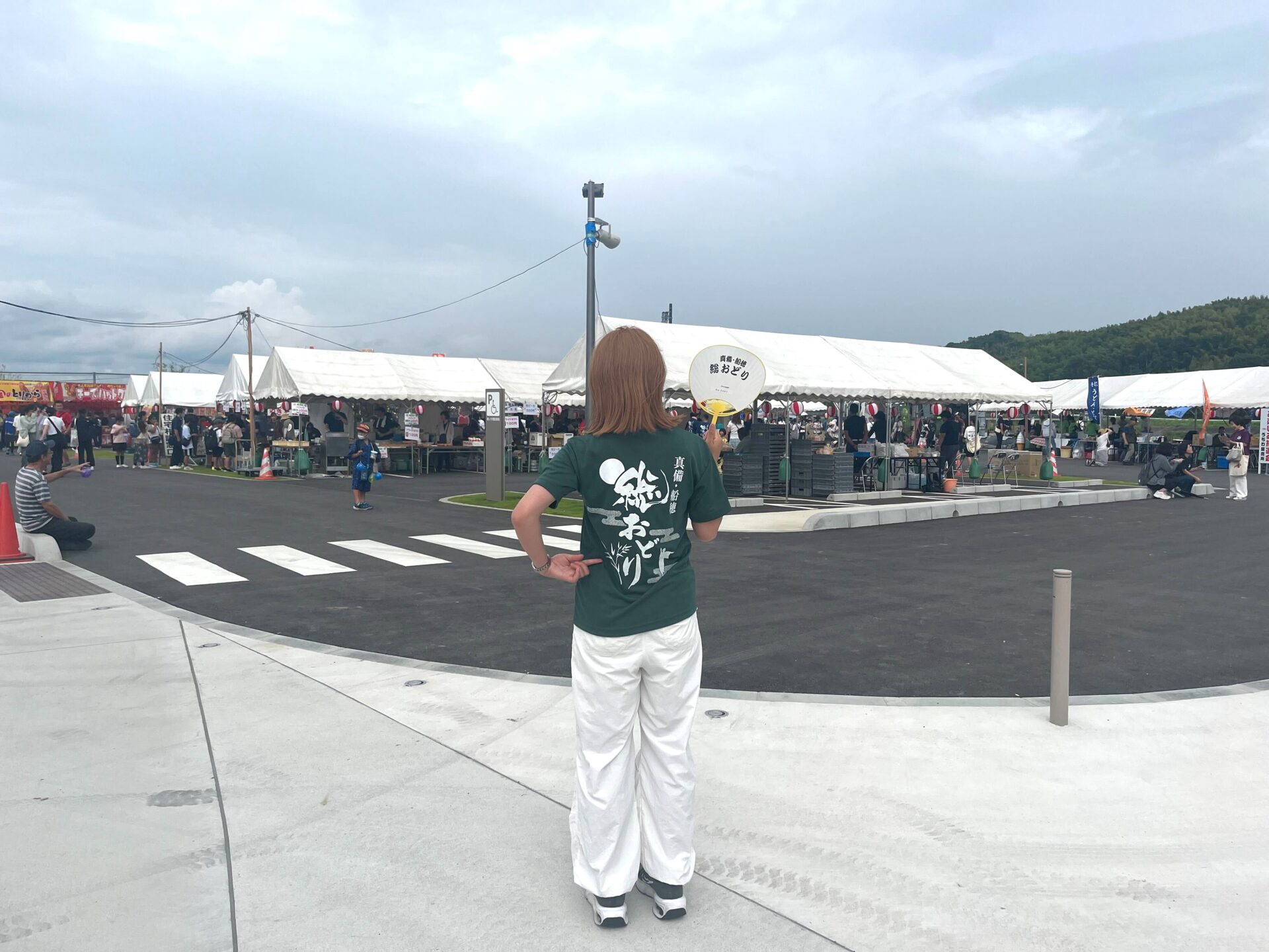 総おどりTシャツを着た筆者。手に持っているのは1本100円のうちわくじ。