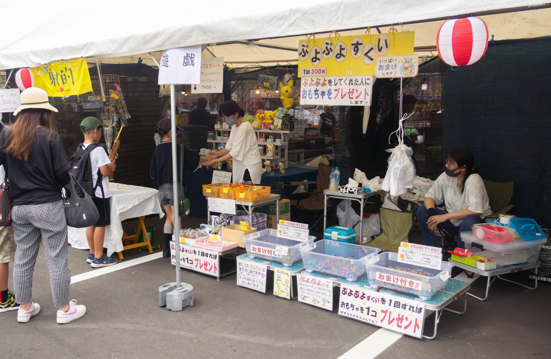 射的などゲーム要素のある出店が並ぶ