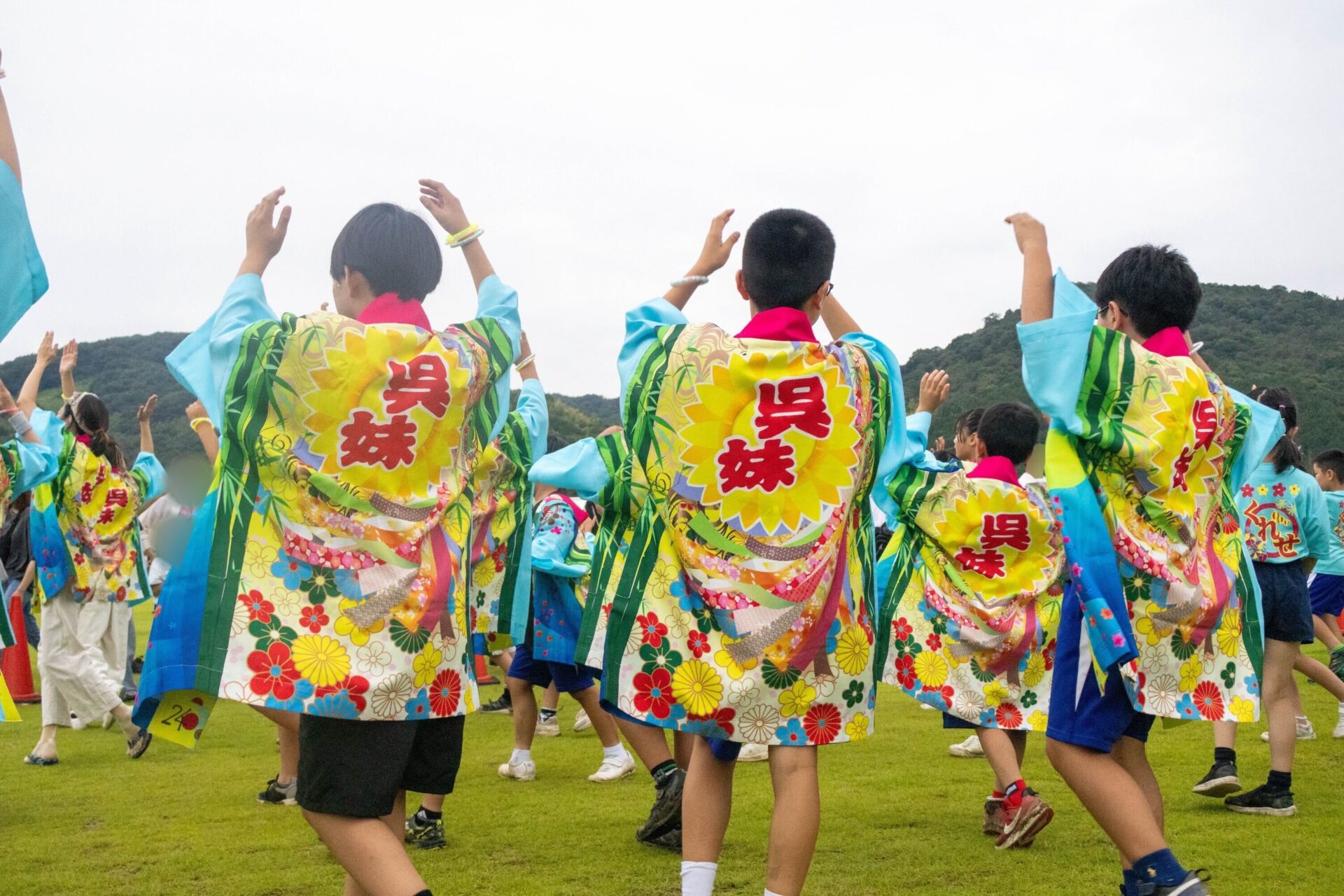 ひと踊りを踊る子ども達の後ろ姿