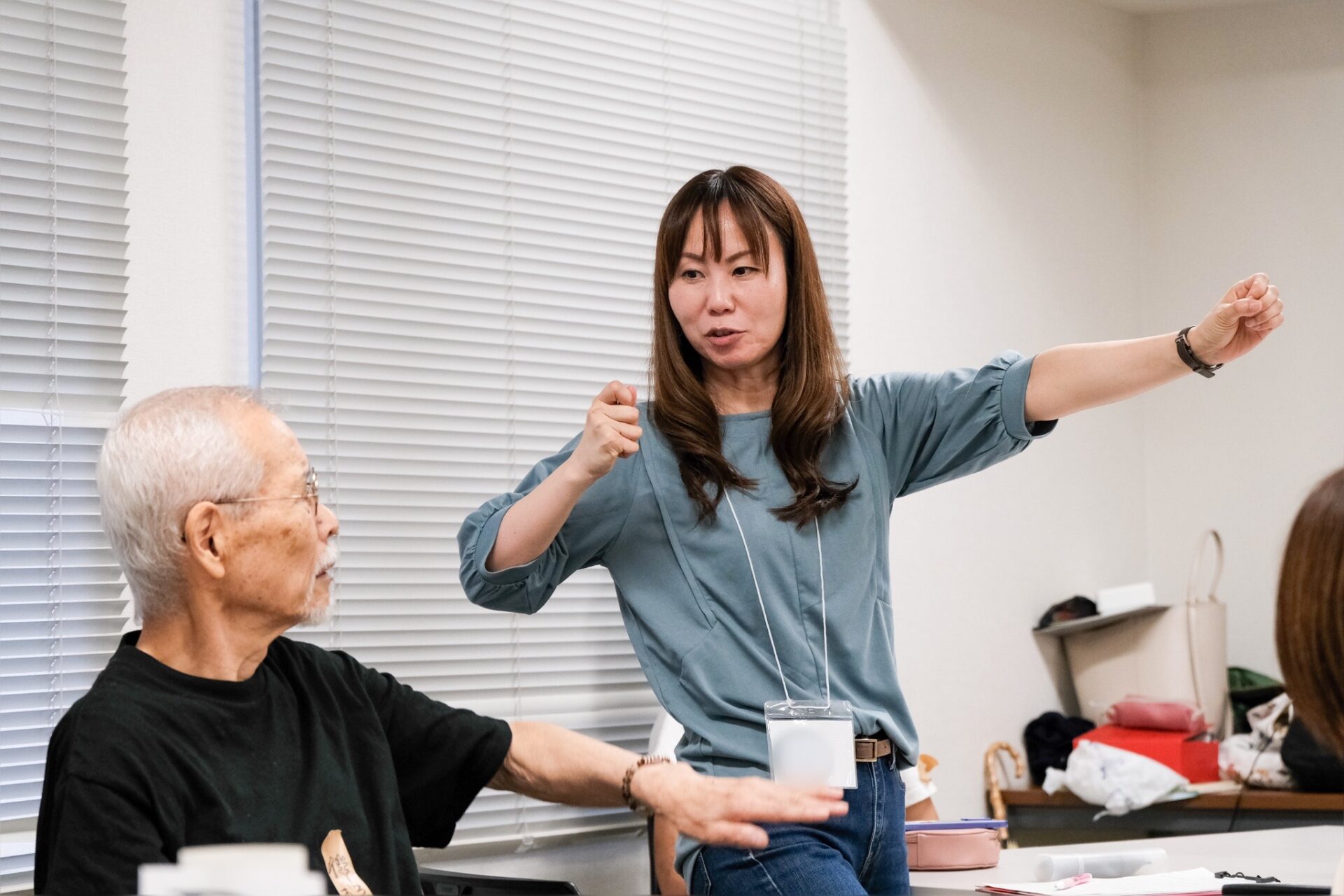 手話を解説する聴覚障がい者（左）と表現を確認する聴者（右）