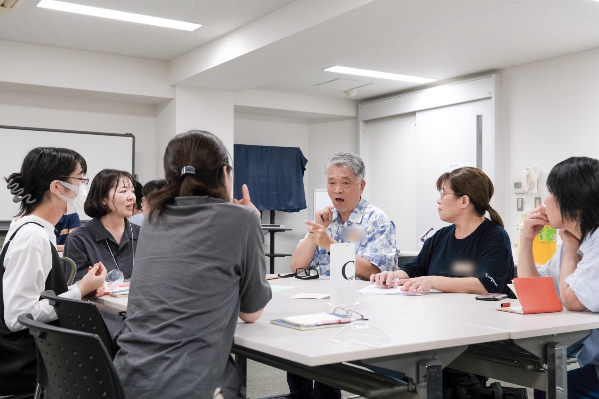 意見交換する参加者