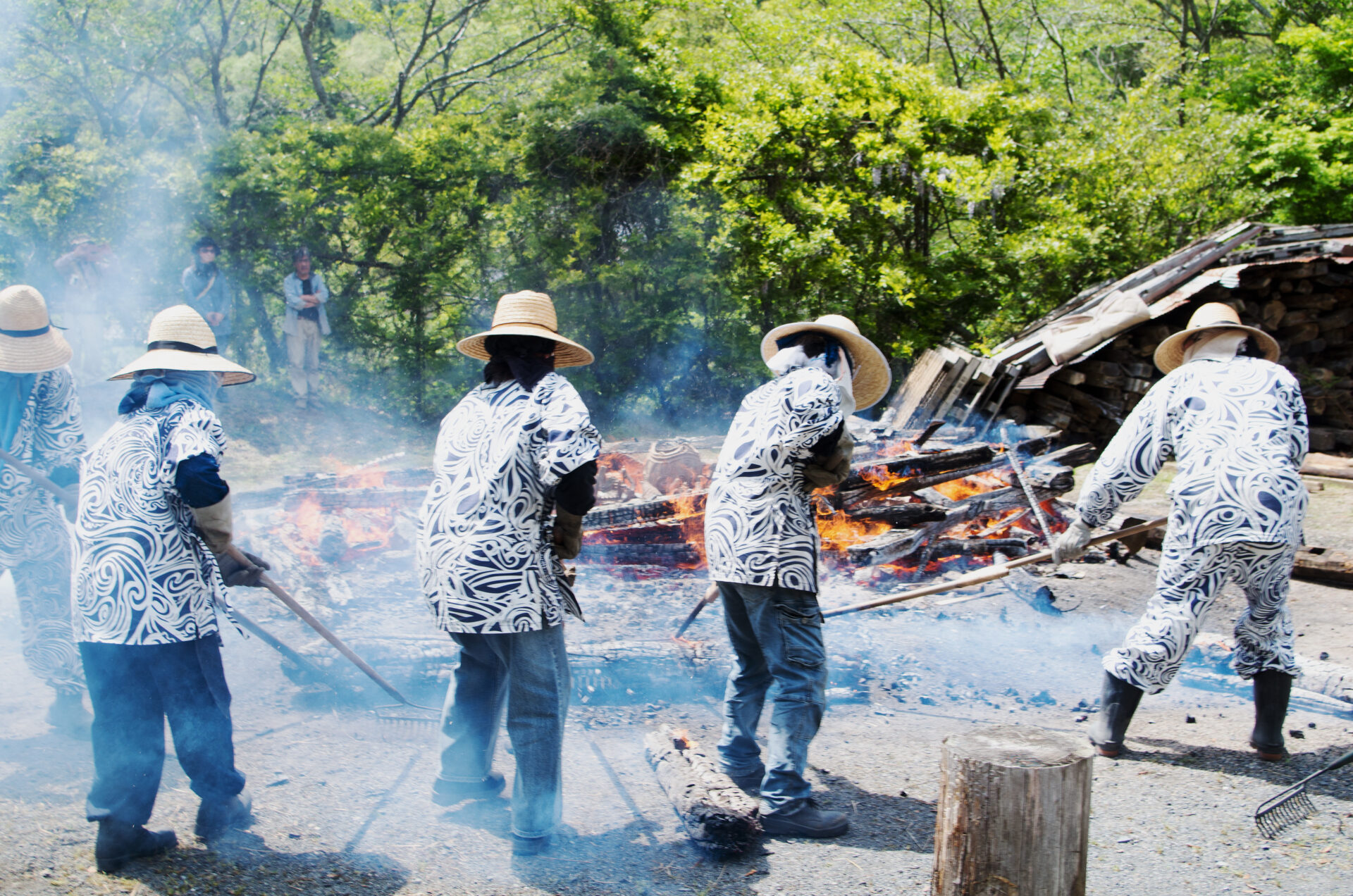焼け残った材木などを撤去