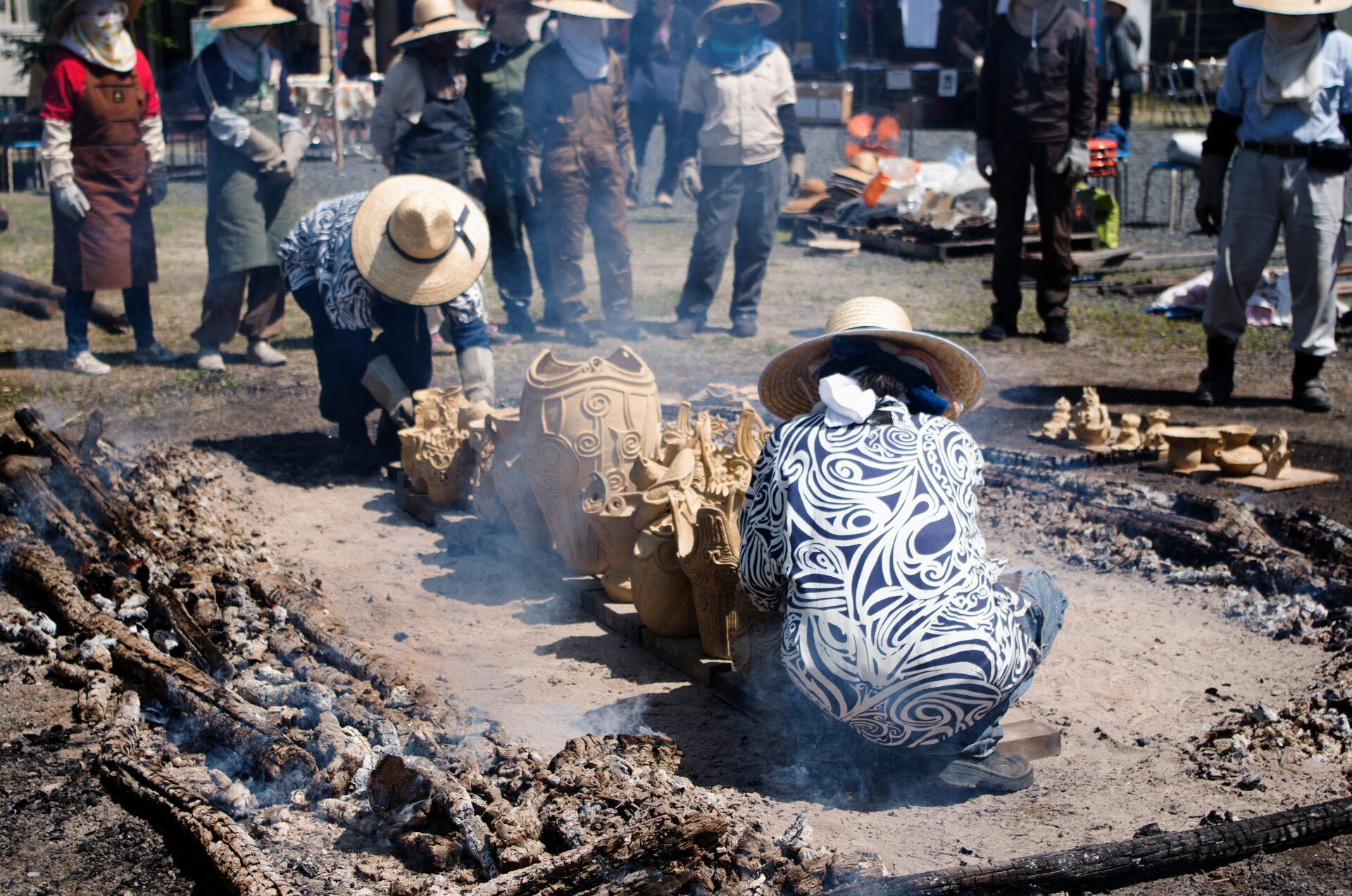 野炉に並べられた土器など
