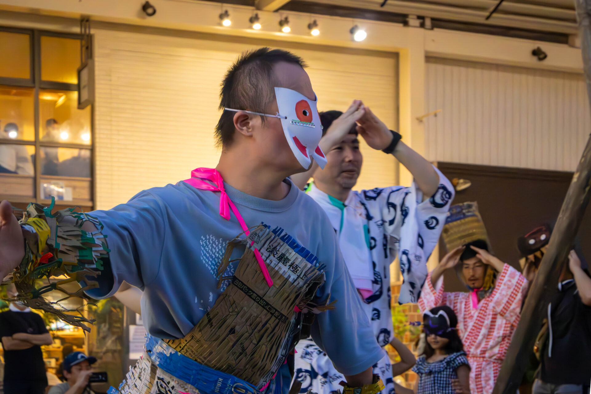 お面を身に付けて踊る参加者