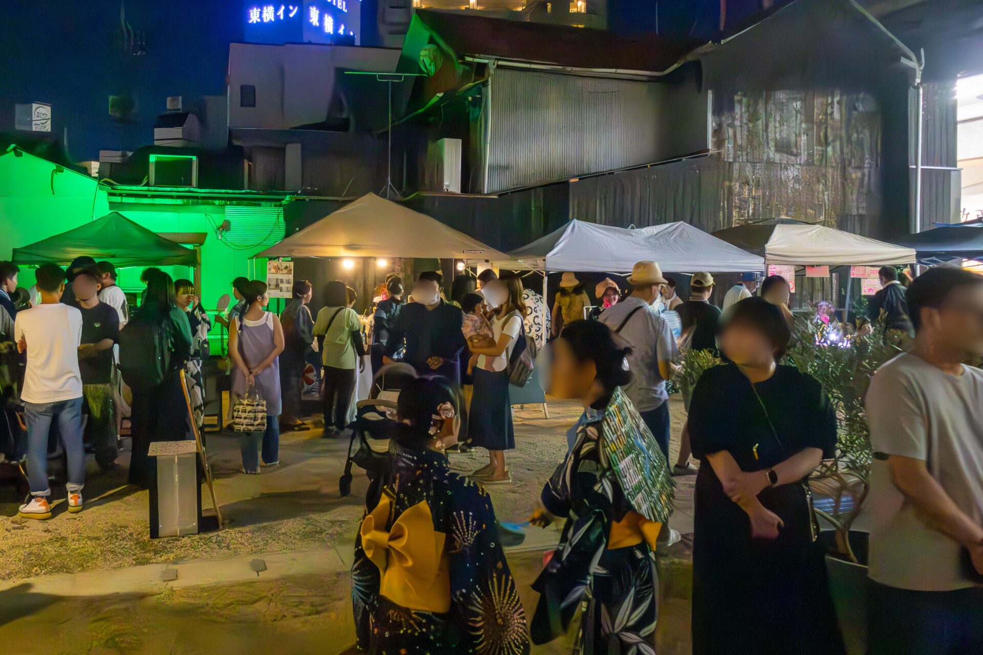 広場でお祭りを楽しむ人々