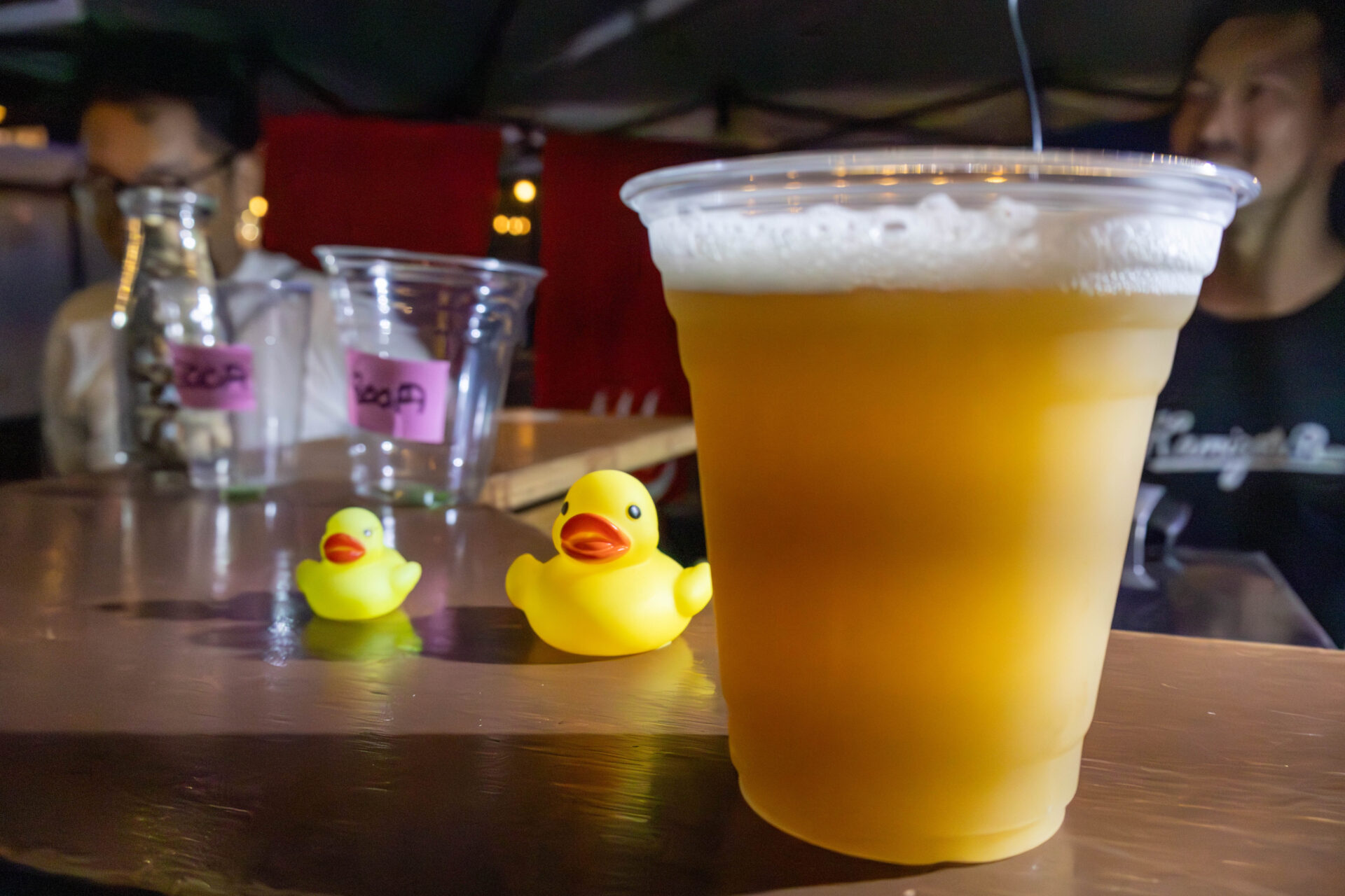 銭湯のあひるが見つめるビール