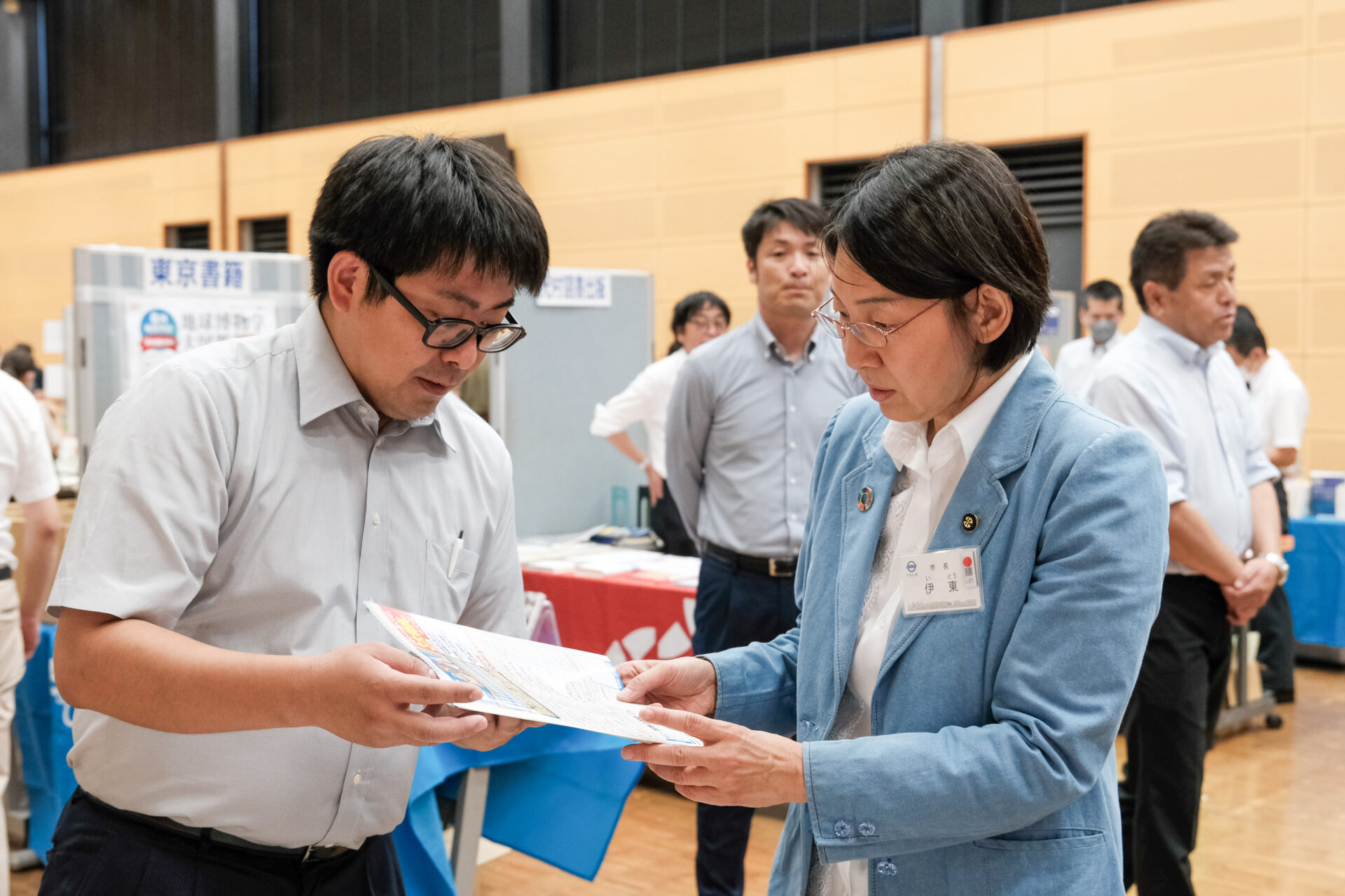 出版社と交流する伊東市長