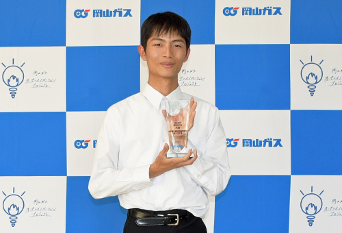 ビジネスプランコンテスト2023で受賞する國本さん