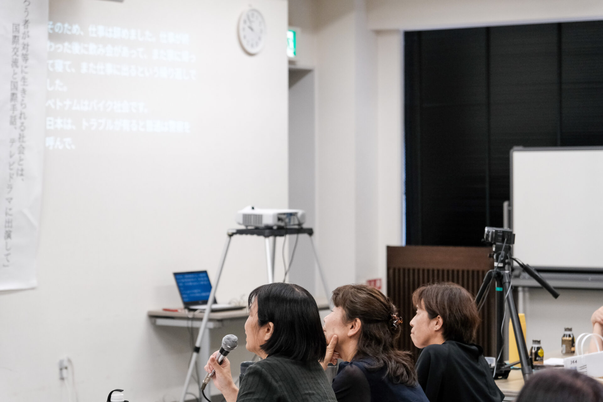 那須さんの手話を音声日本語へ読み取り通訳するスタッフ