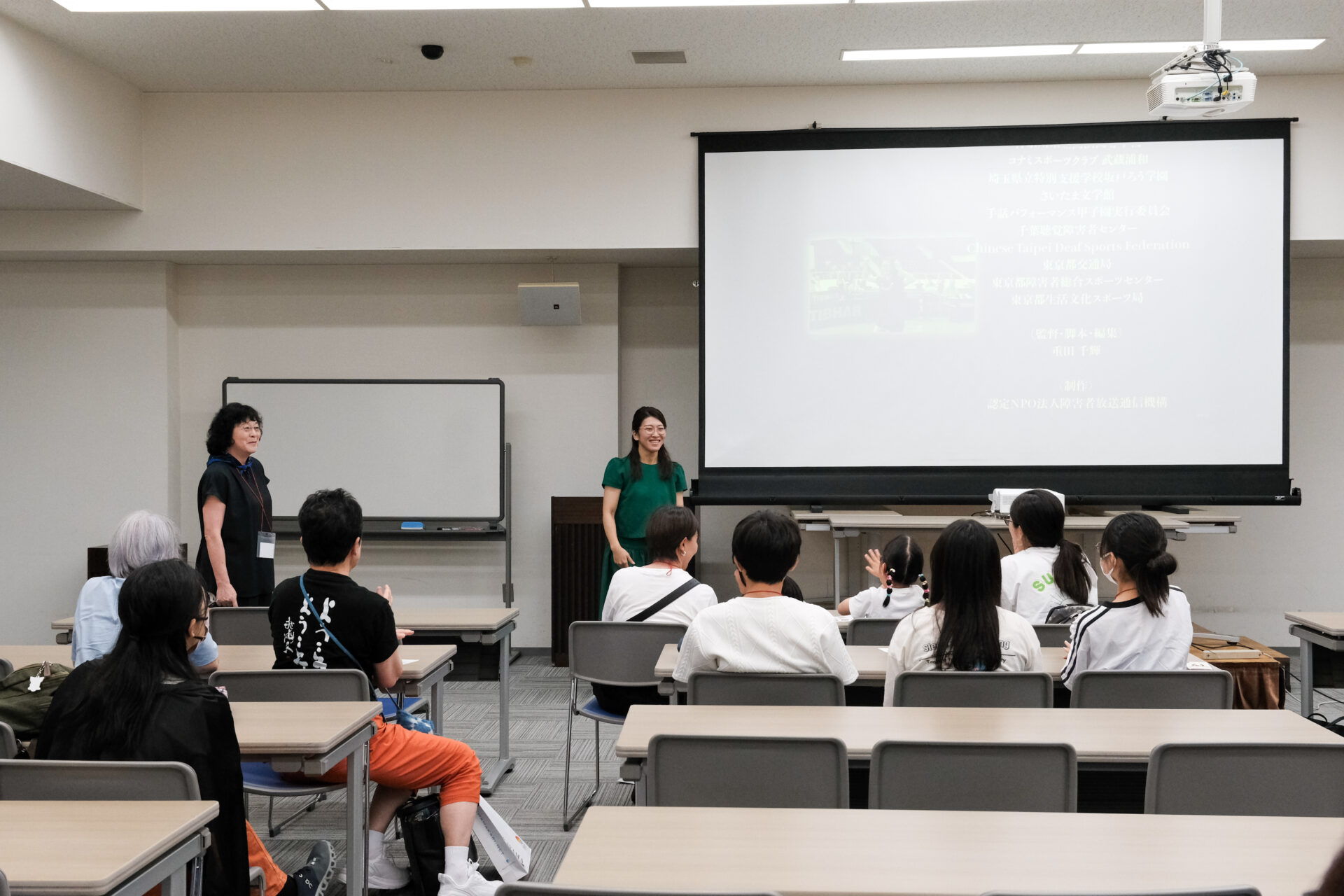 講演後、オンライン会場の参加者とも交流する那須さん