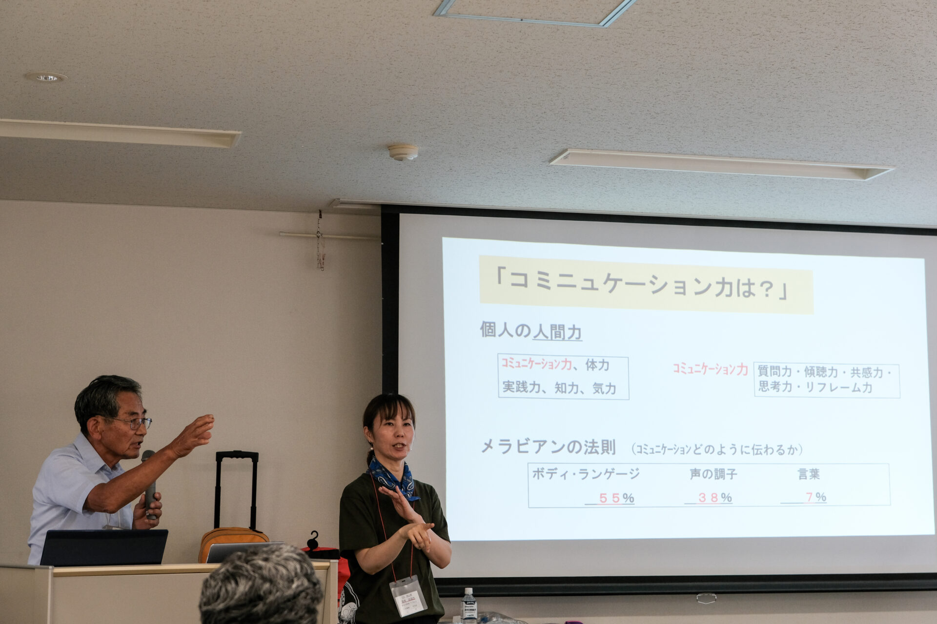 左：下山勝申（しもやま まさのぶ）氏、右：手話通訳者