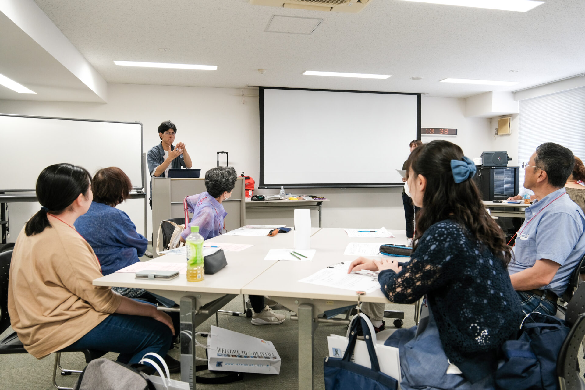 グループワークについて説明を受ける参加者