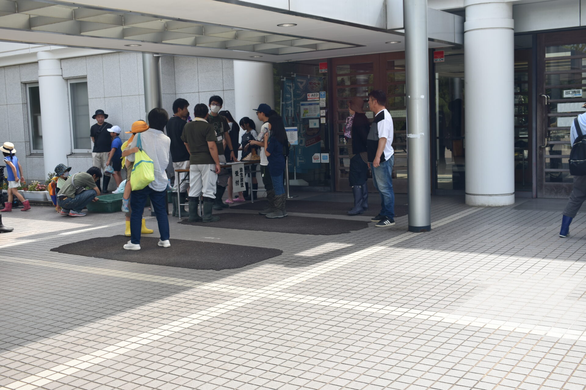 受付を済ませる参加者たち