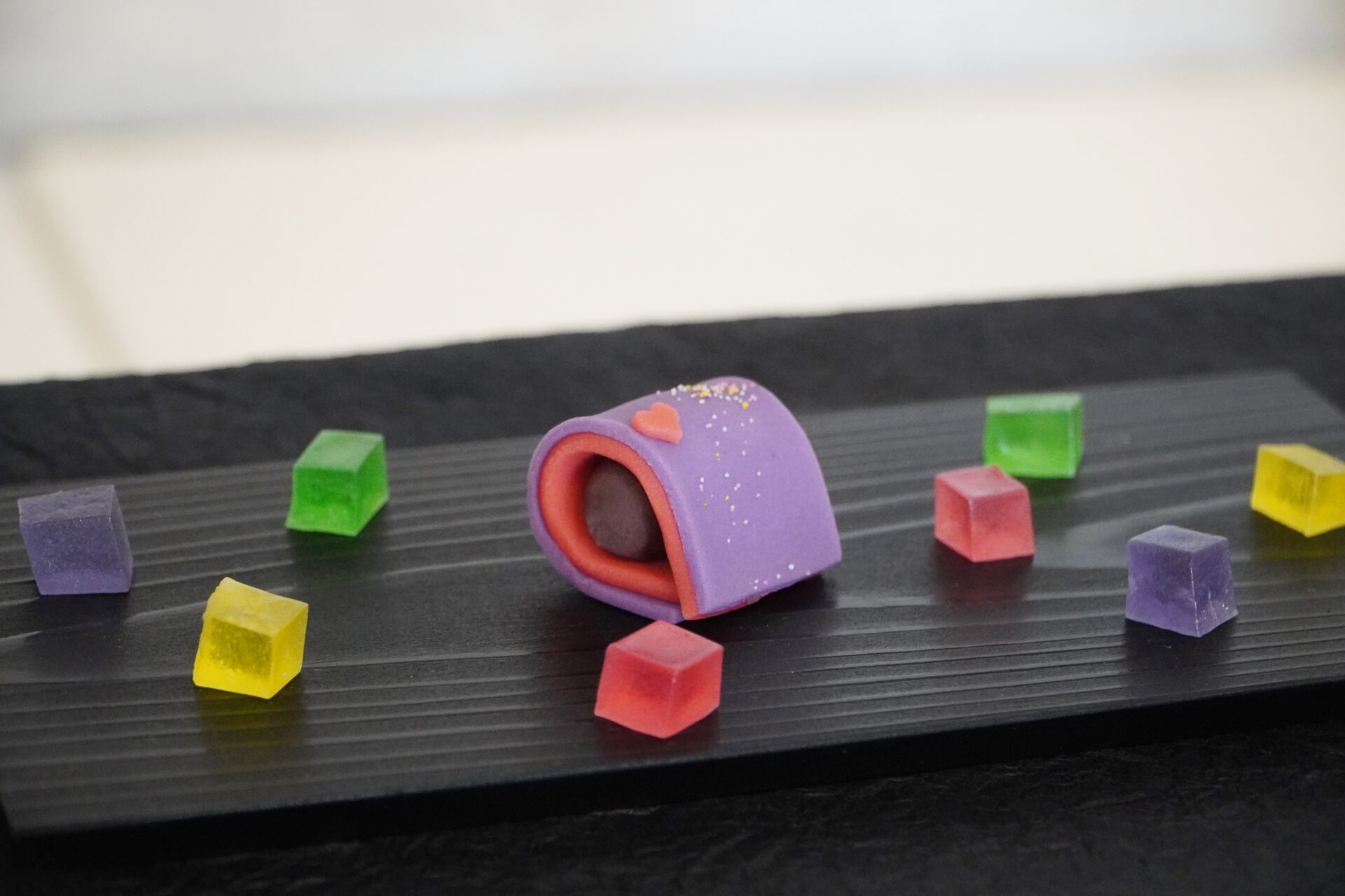 和菓子の周りの琥珀糖は、購入者にプレゼントされるそう