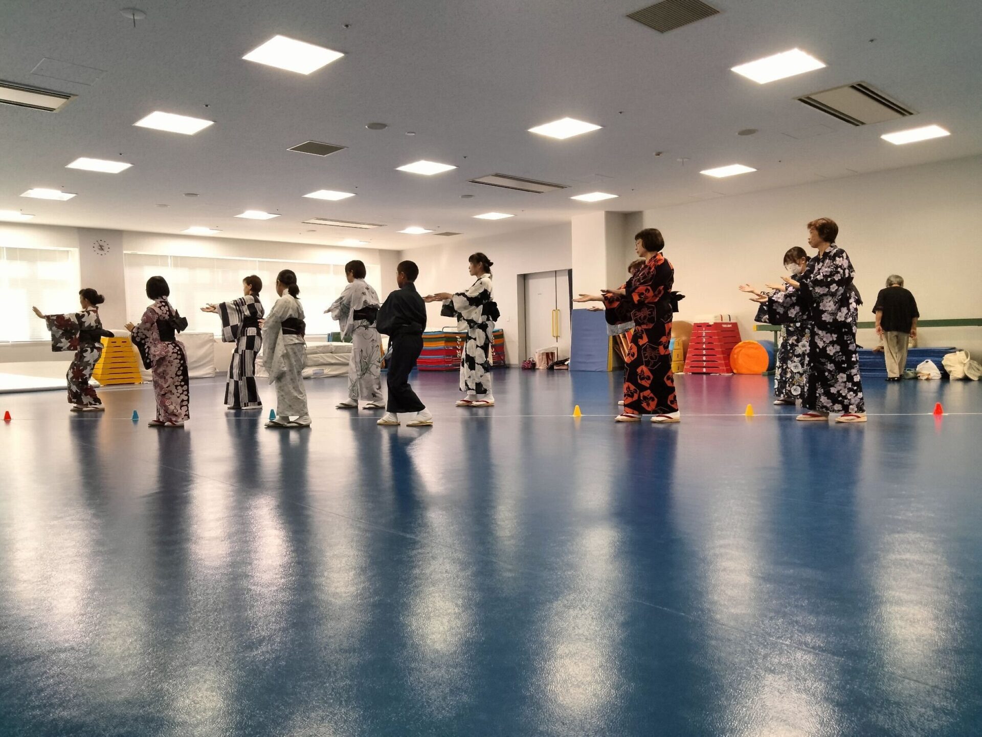 踊りの練習会のようす　画像提供：下津井宵灯り実行委員会