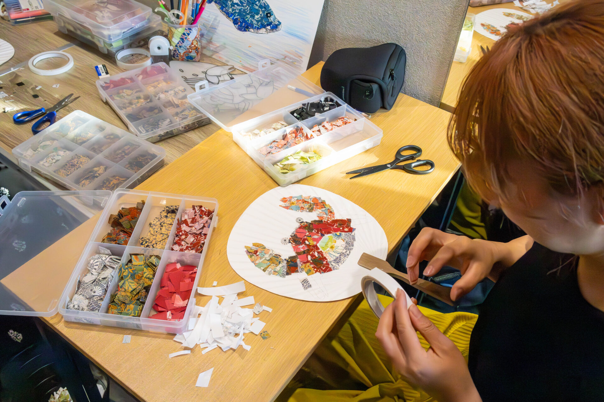 黙々とちぎり絵に取り組む筆者