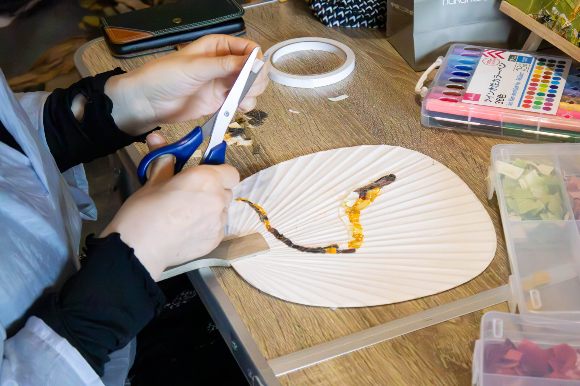 隣の参加者が作っていたカナヘビのちぎり絵
