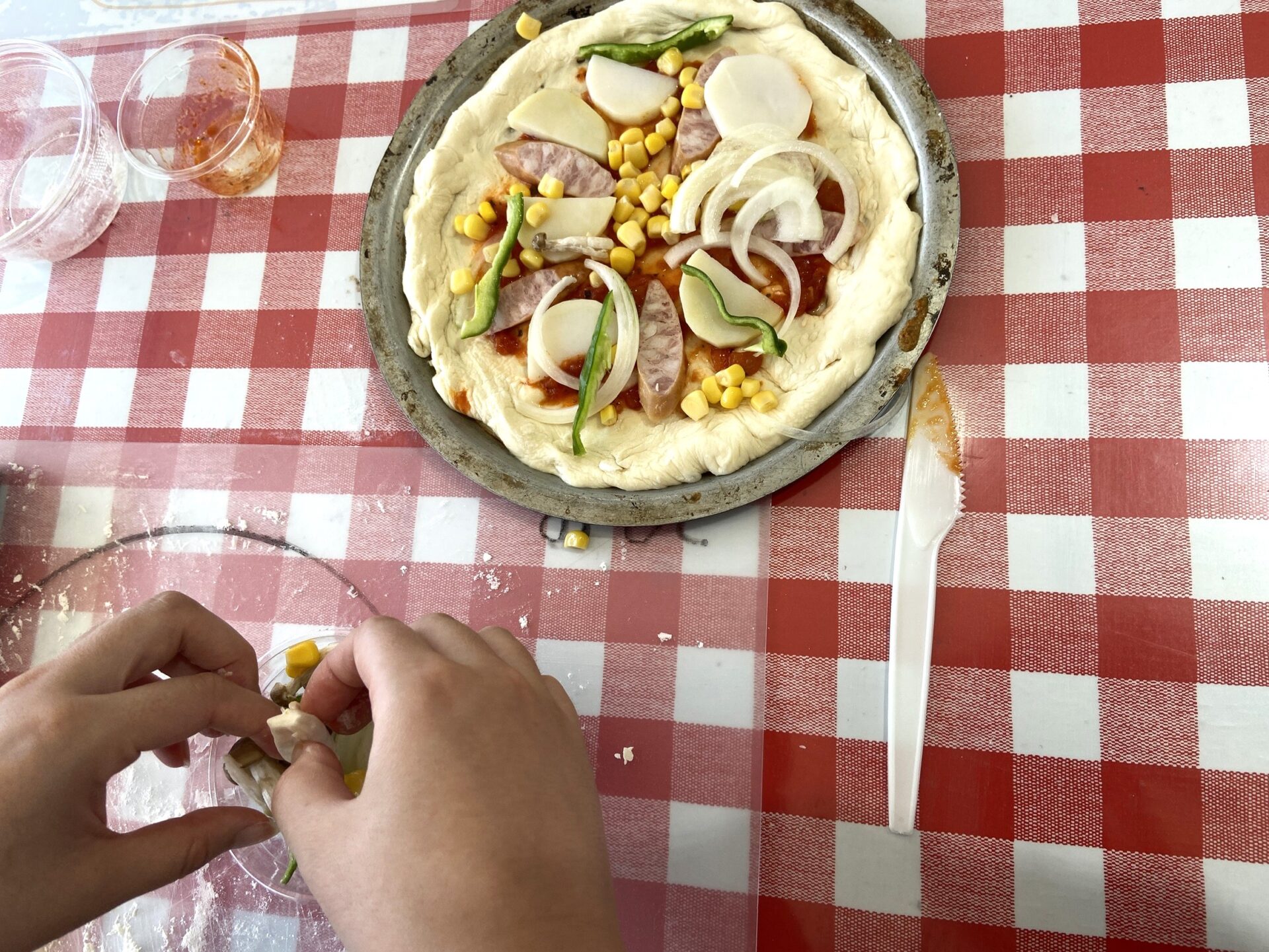 野菜ピザの手づくり体験のようす