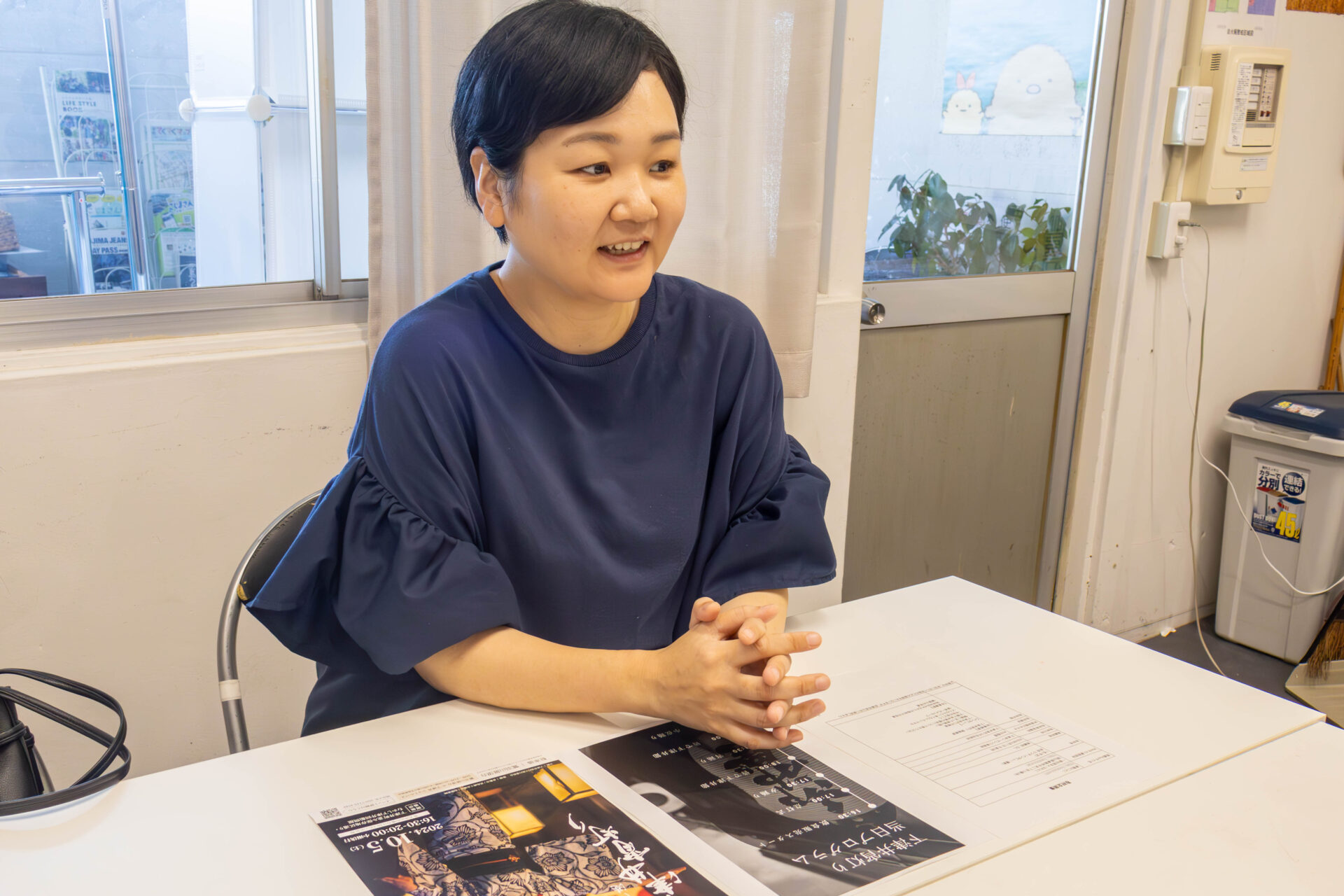 インタビューを受ける津本さん