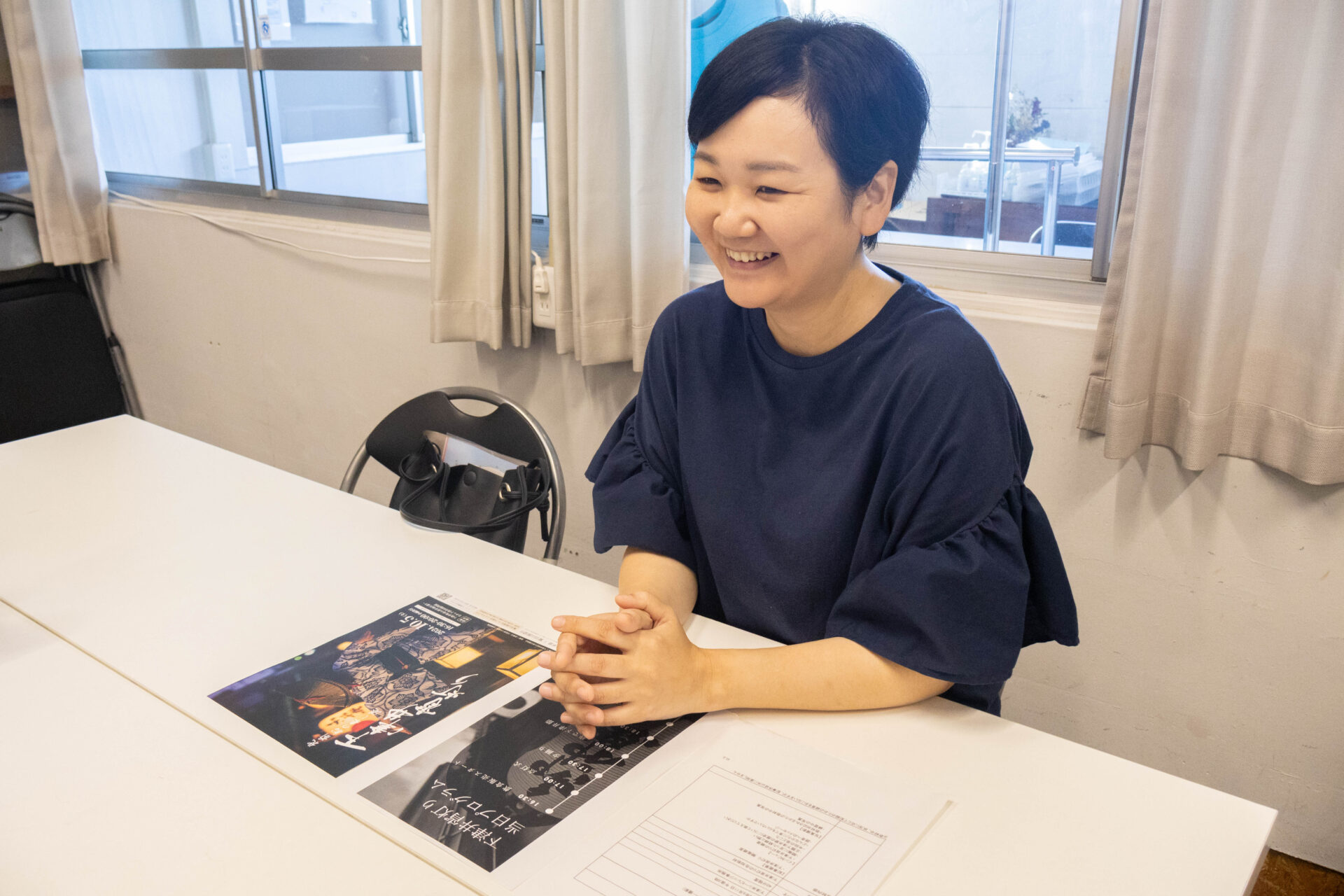 インタビューを受ける津本さん