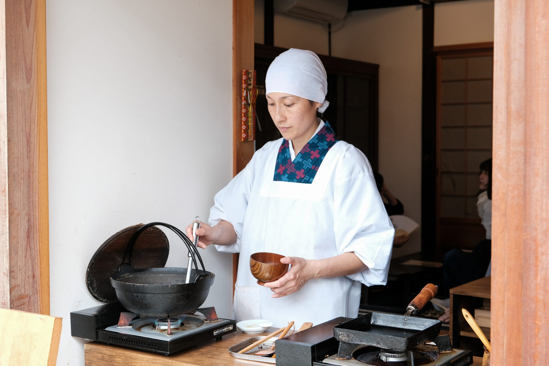味噌汁を用意するたなか薫美（たなか くみ）さん