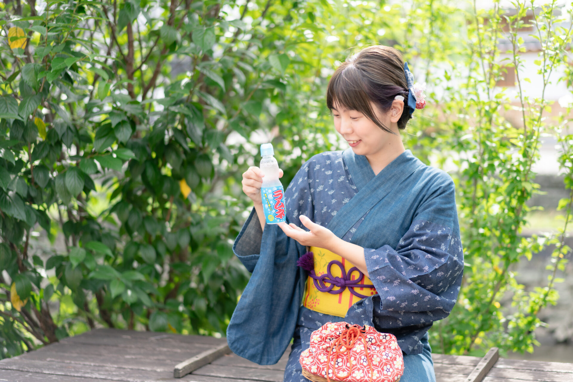 ラムネを持つ筆者