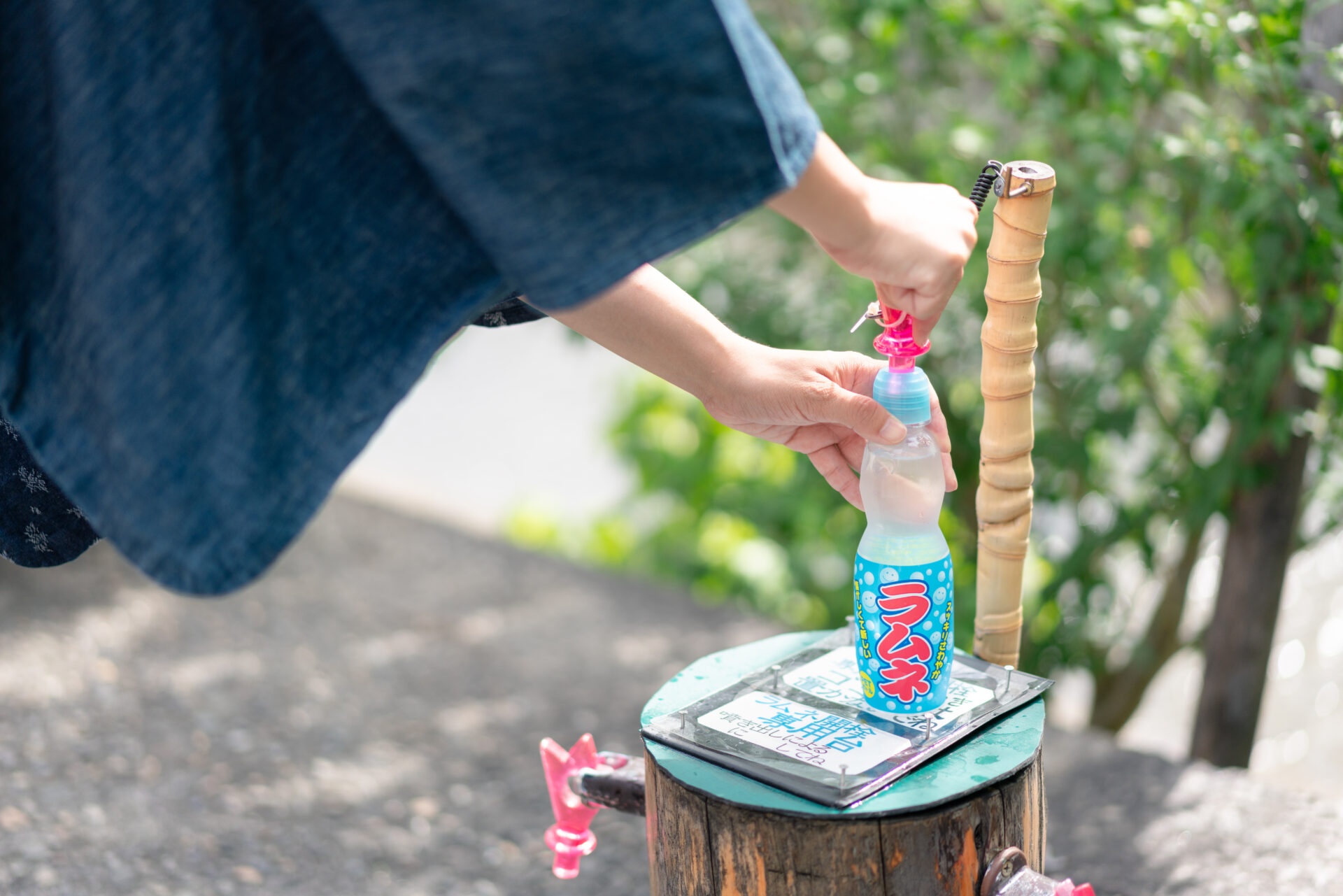 倉敷川沿いに、ラムネを開けるコーナーを発見