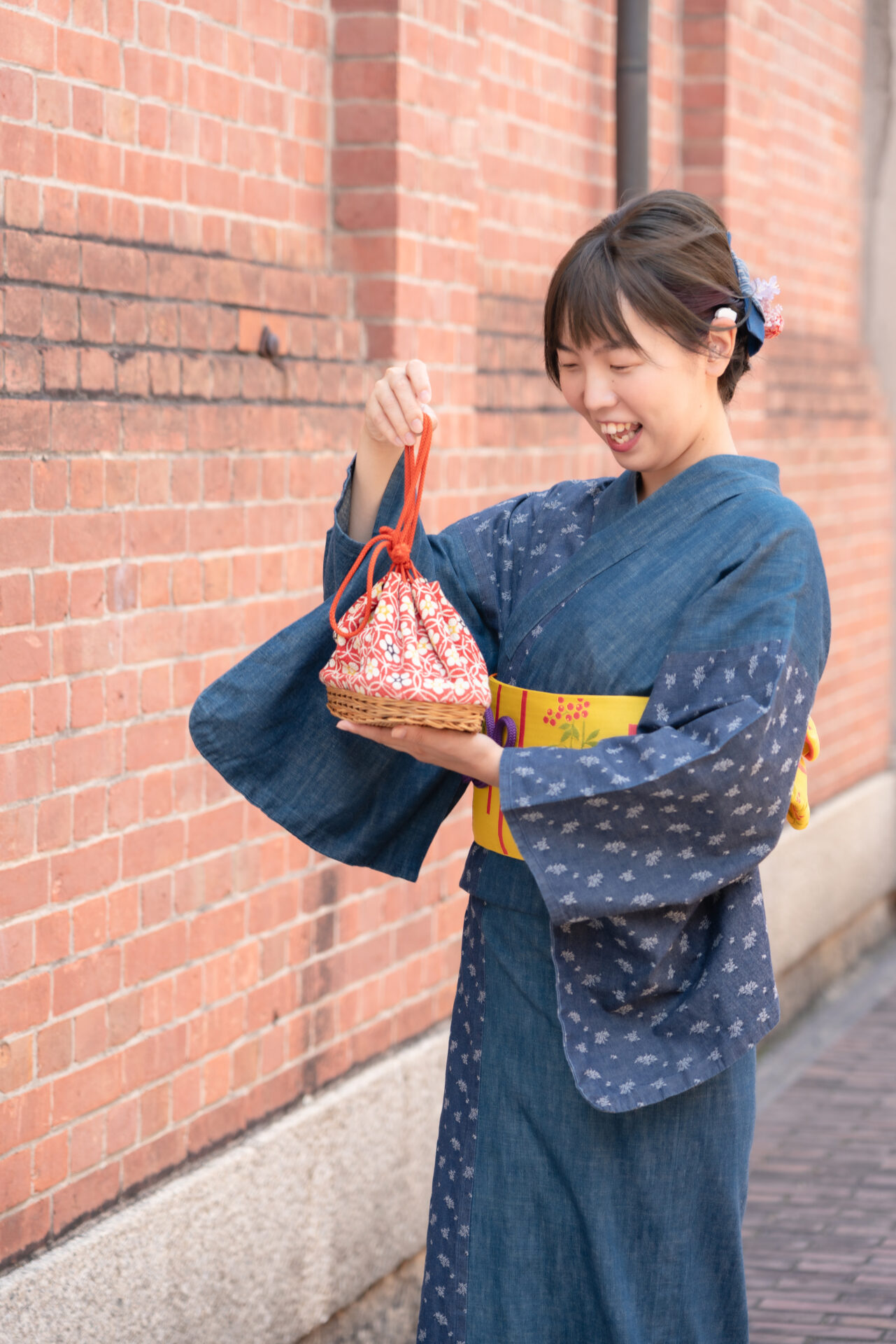 倉敷アイビースクエアの赤煉瓦とデニム着物の相性も良い
