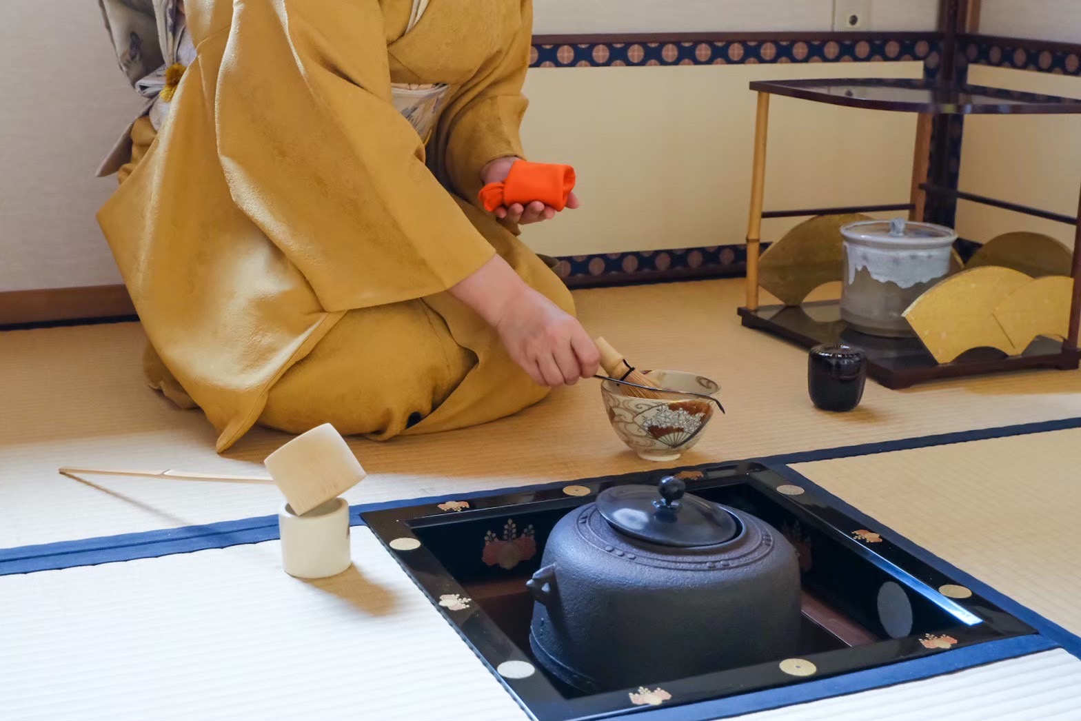 お茶を点てるようす