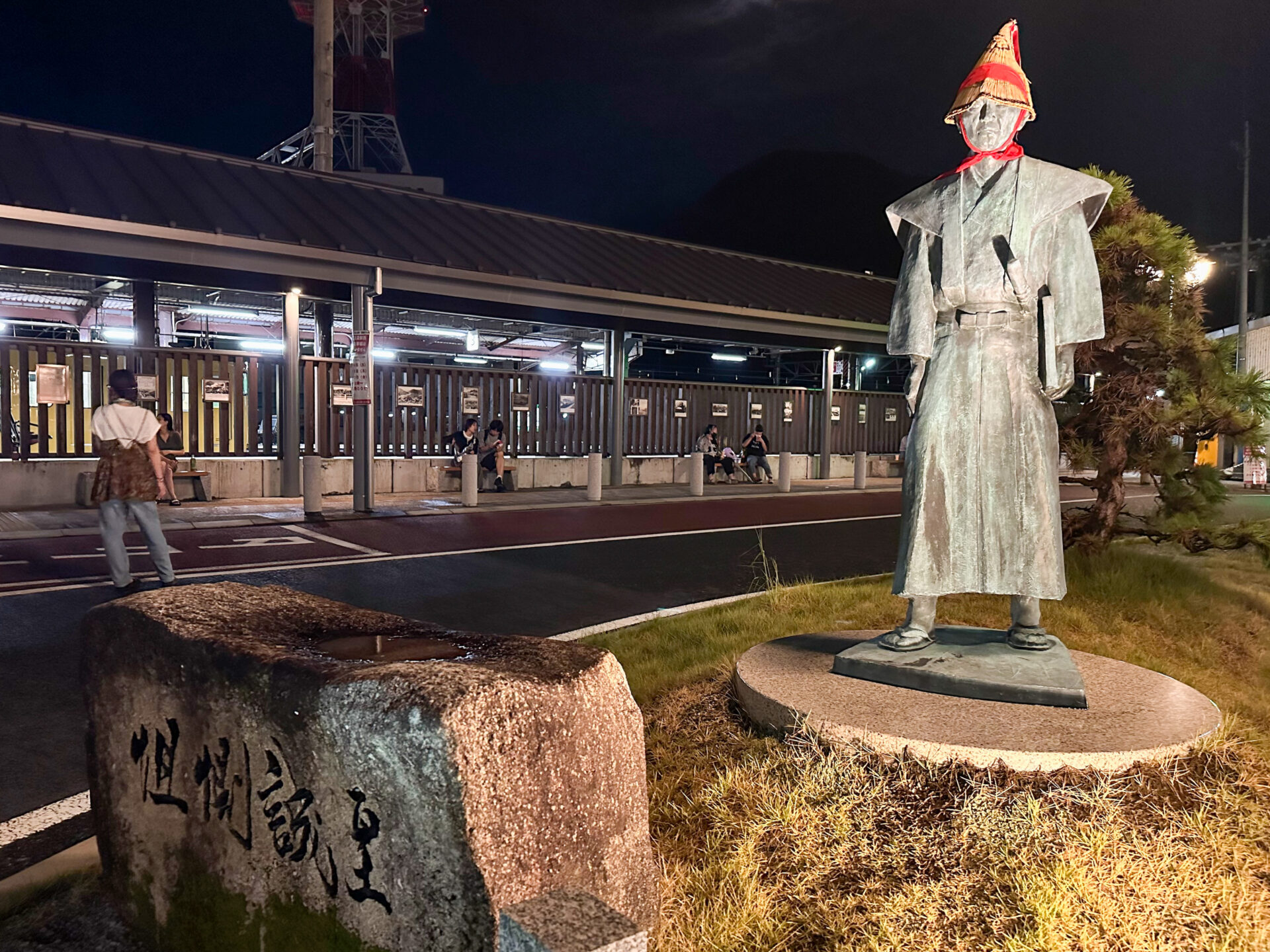 備中高梁駅前の山田方谷（やまだ ほうこく）像も、松山踊り仕様に