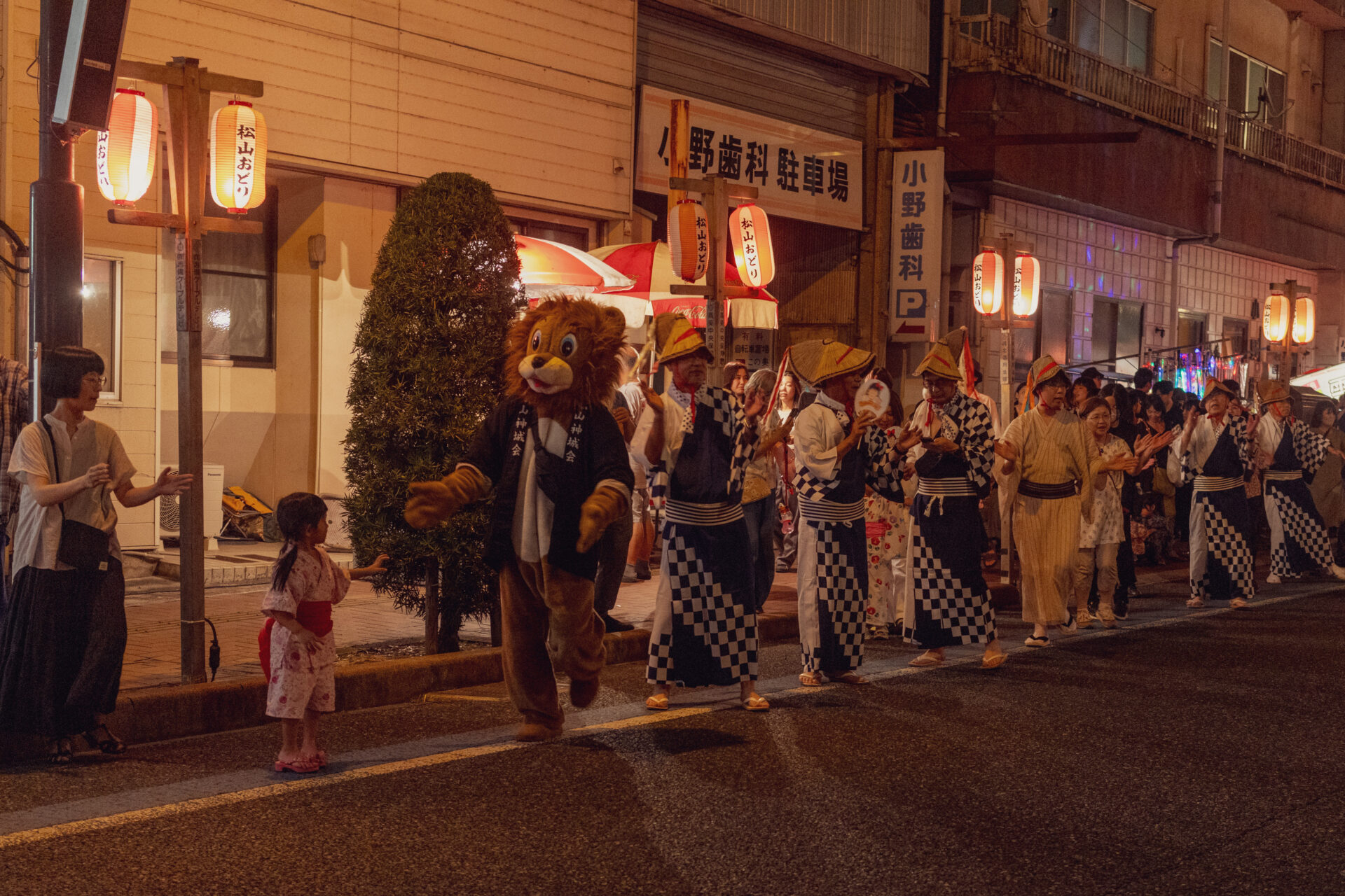 ライオンも踊りに参加しています