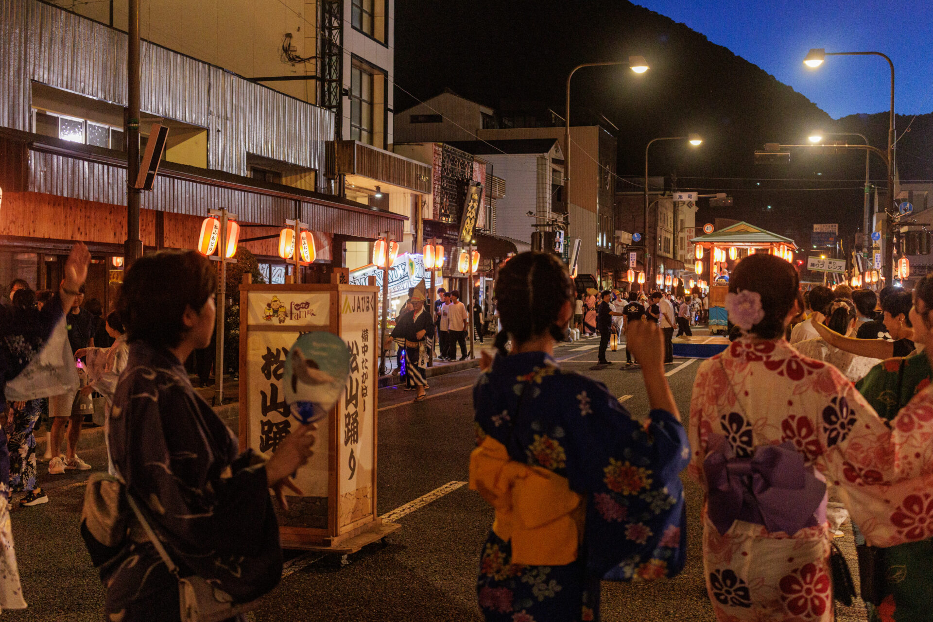 一般の参加者の皆さんも交えて踊りの輪