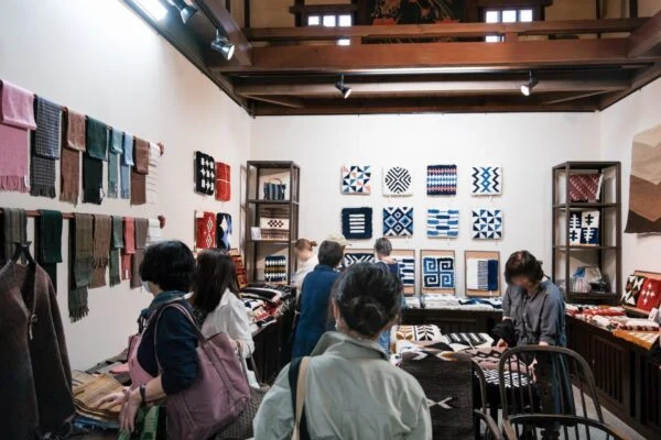 倉敷本染手織会作品展 ～ 倉敷発「世界一小さな学校」の卒業生の手で染められ紡がれた年に一度の作品展覧会