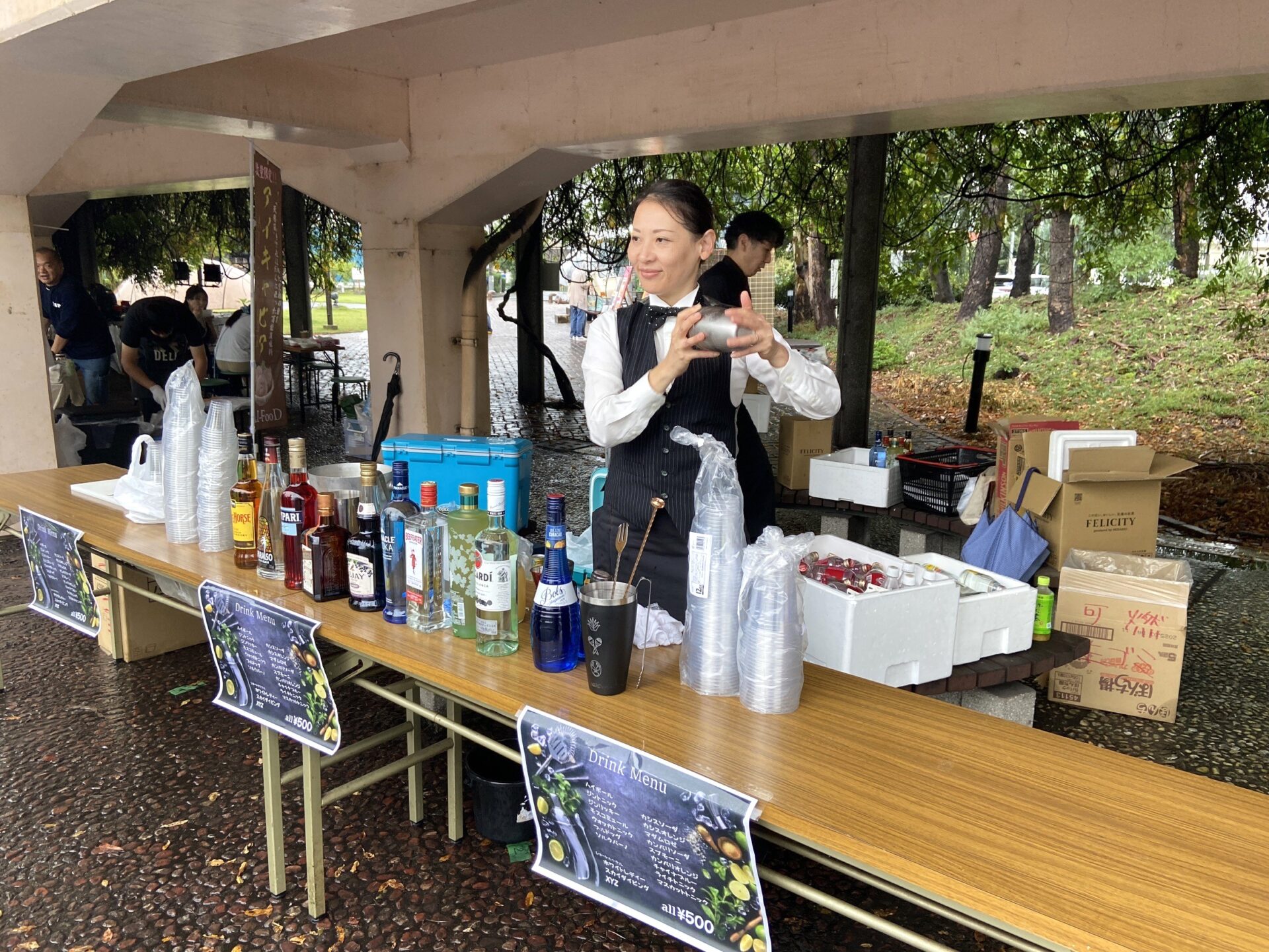 カクテルをシェイクするCOCKTAIL LOUNGE吉備のオーナー