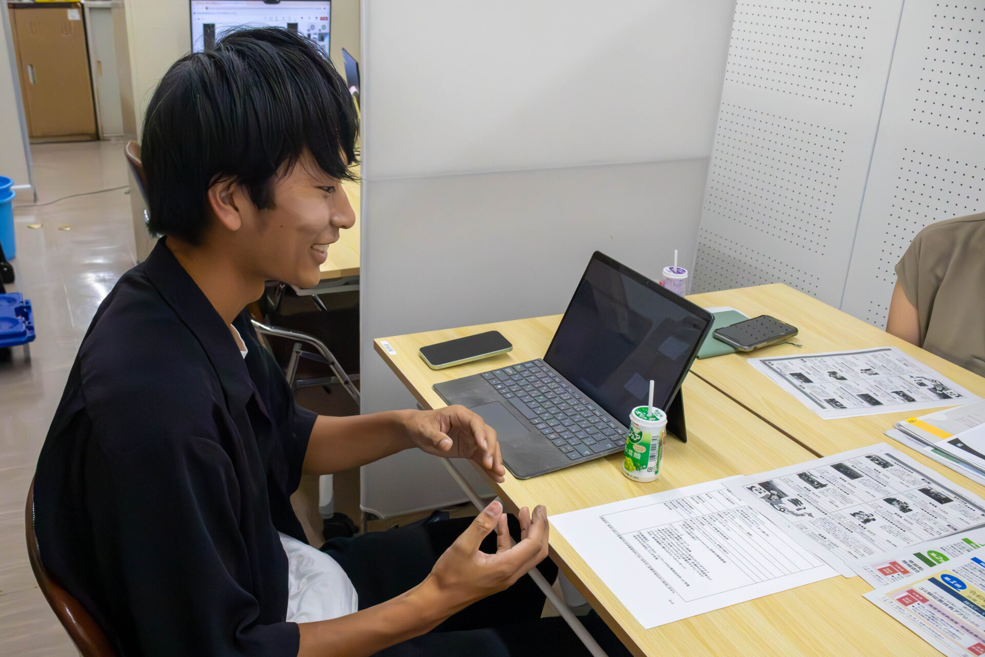 取材を受ける本郷さん