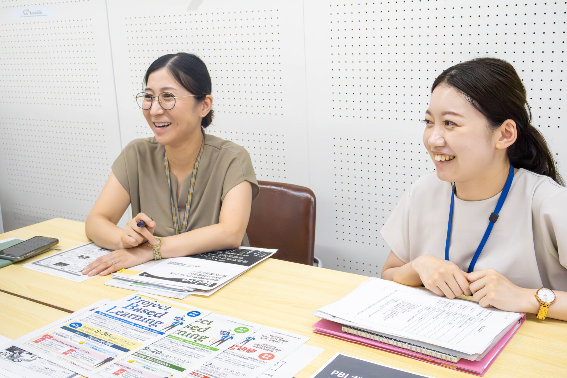 取材を受ける田邊さん（左）・岡本さん（右）