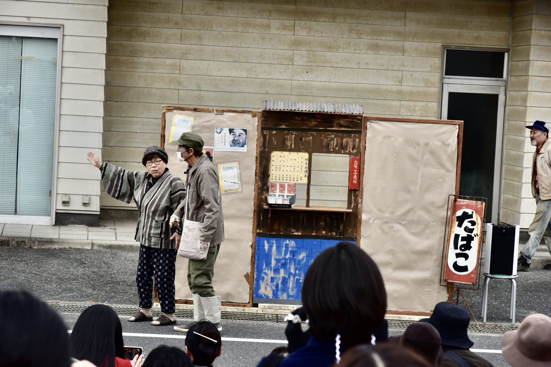 再現した小説の一場面(2023年)(右側が「3本指の男」) 画像提供:倉敷市観光課