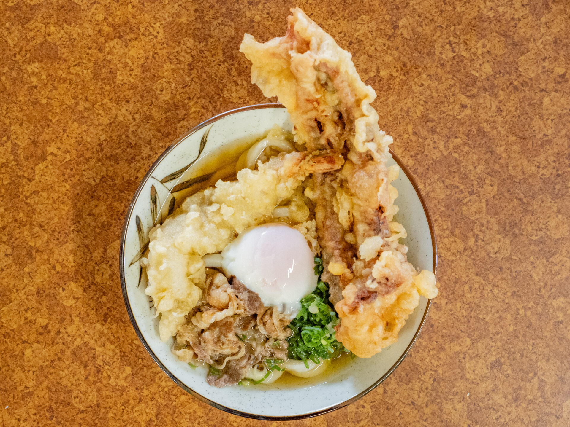 くらしき名玄：かけうどん+牛肉+温泉玉子+ゲソ天+エビ天