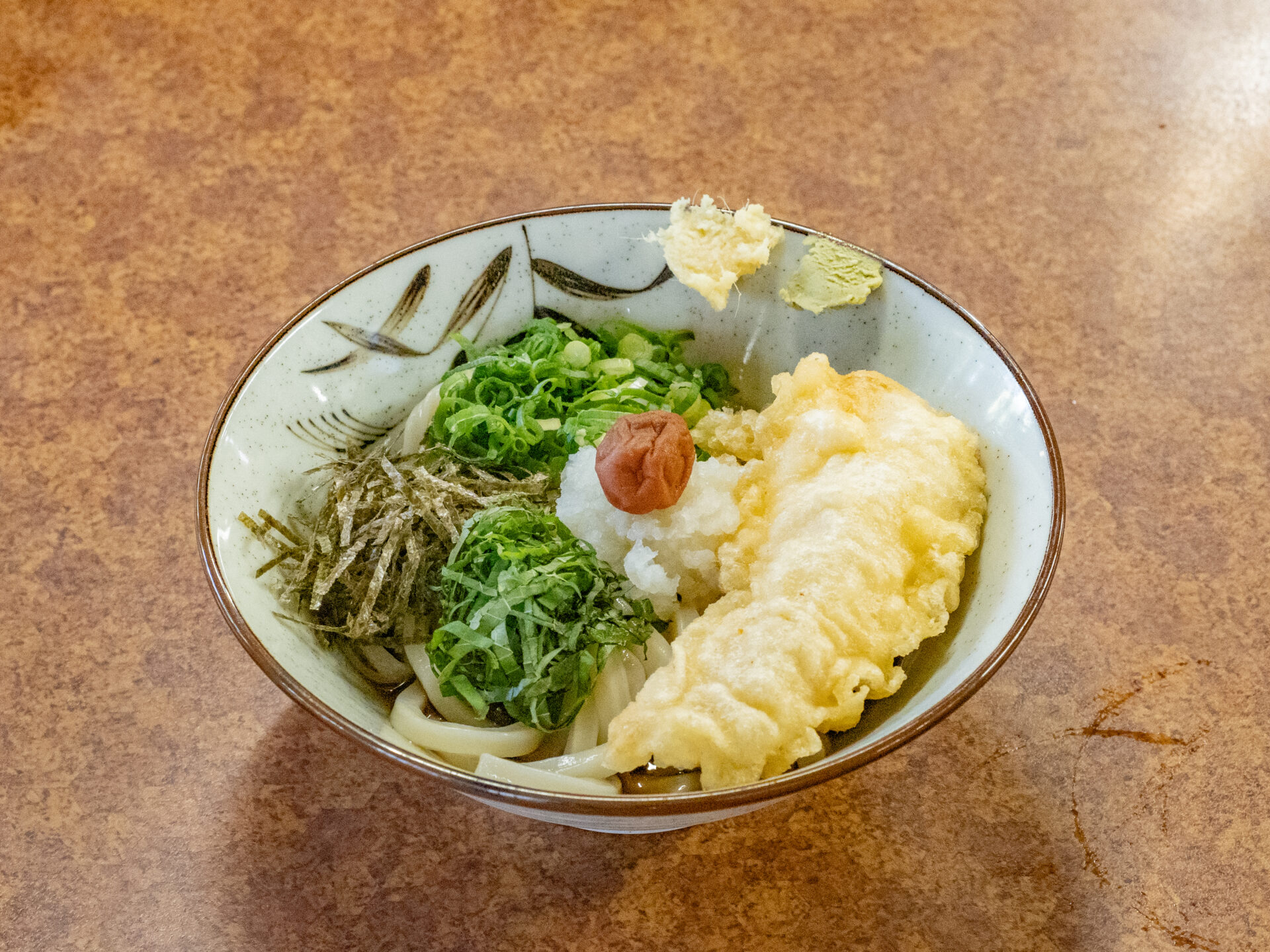 くらしき名玄：ぶっかけうどん 小（冷）+梅シソ+ダイコンおろし+とり天