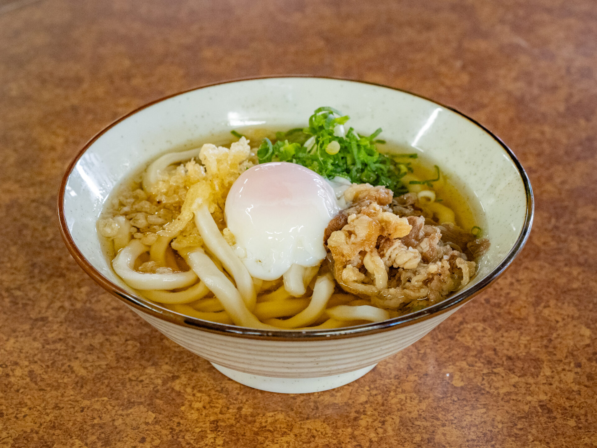 くらしき名玄：かけうどん 小+牛肉+温泉玉子