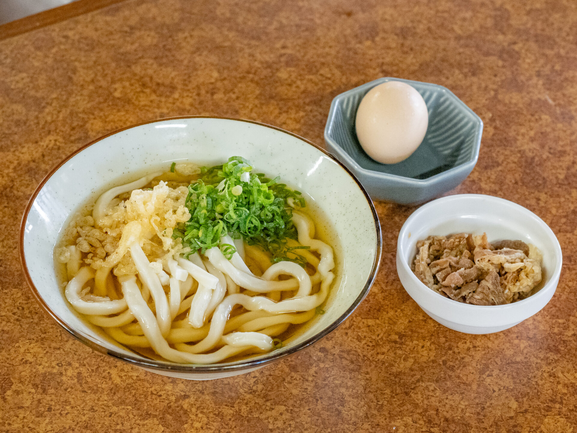 くらしき名玄：かけうどん 小+牛肉+温泉玉子