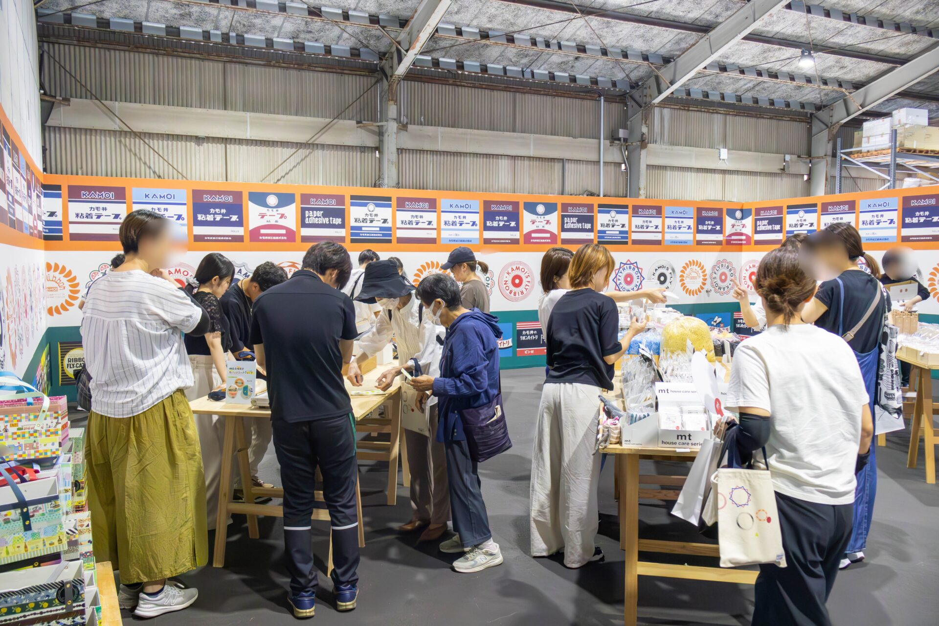 缶バッジワークショップを楽しむ参加者