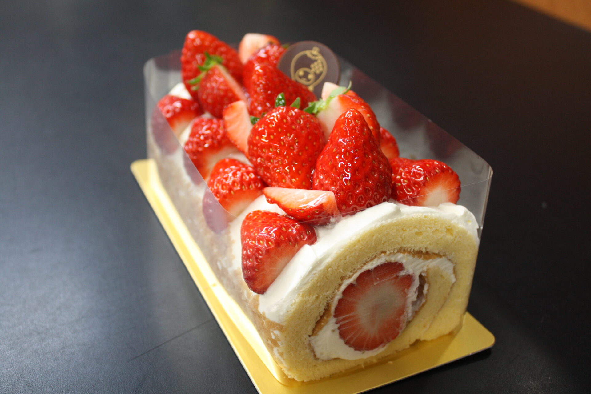 写真提供:農マル園芸 吉備路農園:完熟いちごのロールケーキ