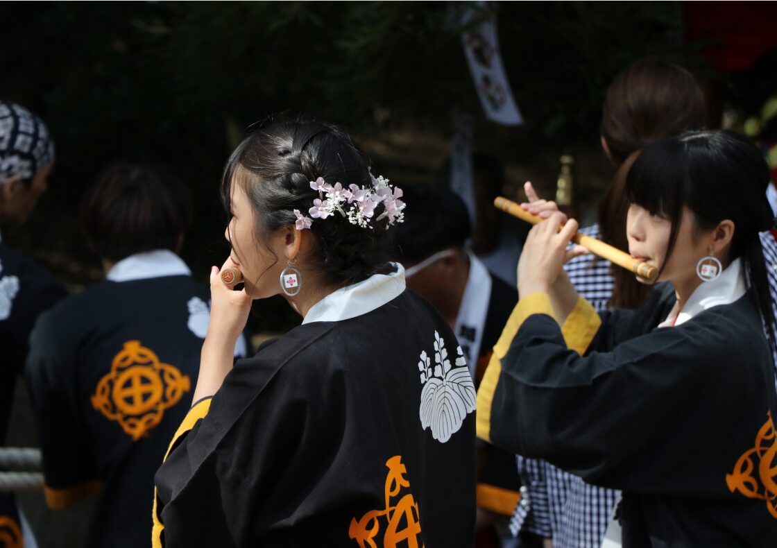 篠笛を吹く参加者
