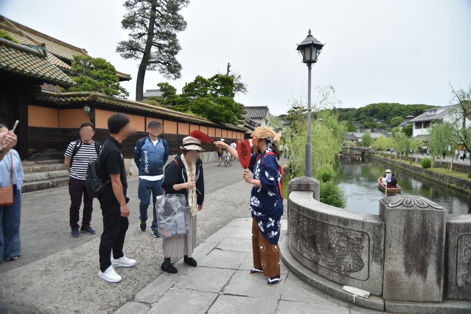 観光客の頭をうちわで叩く素隠居　画像提供：TAKAHASHIGAWA TRAVEL