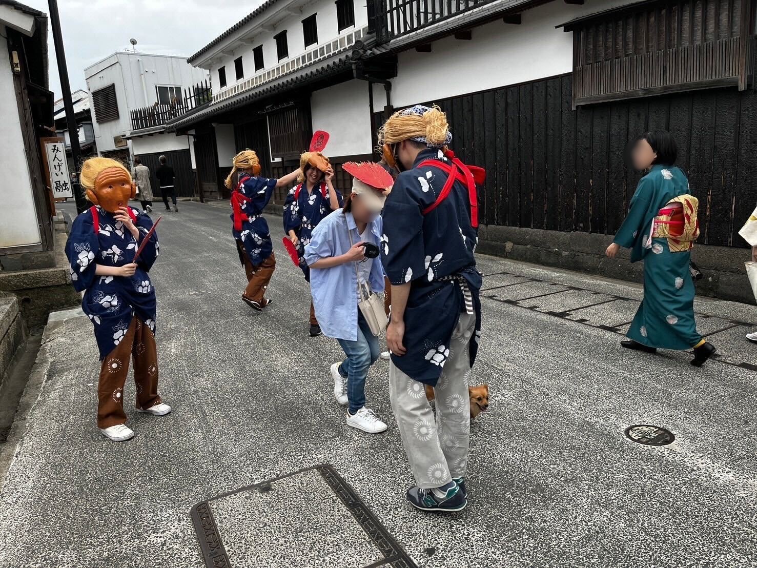 うちわでたたく素隠居　画像提供：TAKAHASHIGAWA TRAVEL