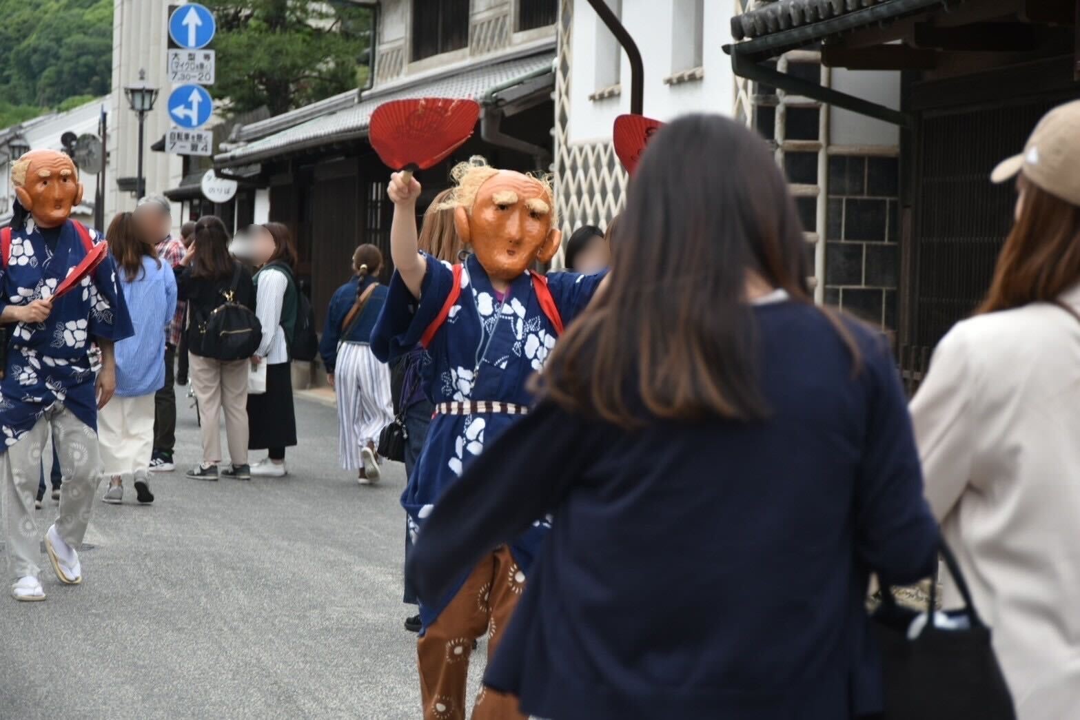 街中を歩く素隠居　画像提供：TAKAHASHIGAWA TRAVEL