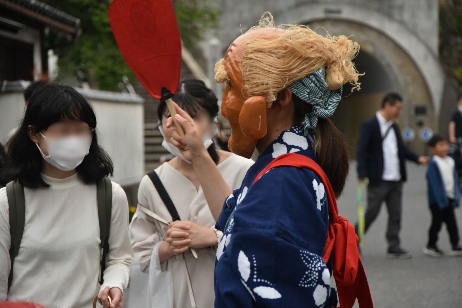 素隠居体験を楽しむ筆者　画像提供：TAKAHASHIGAWA TRAVEL