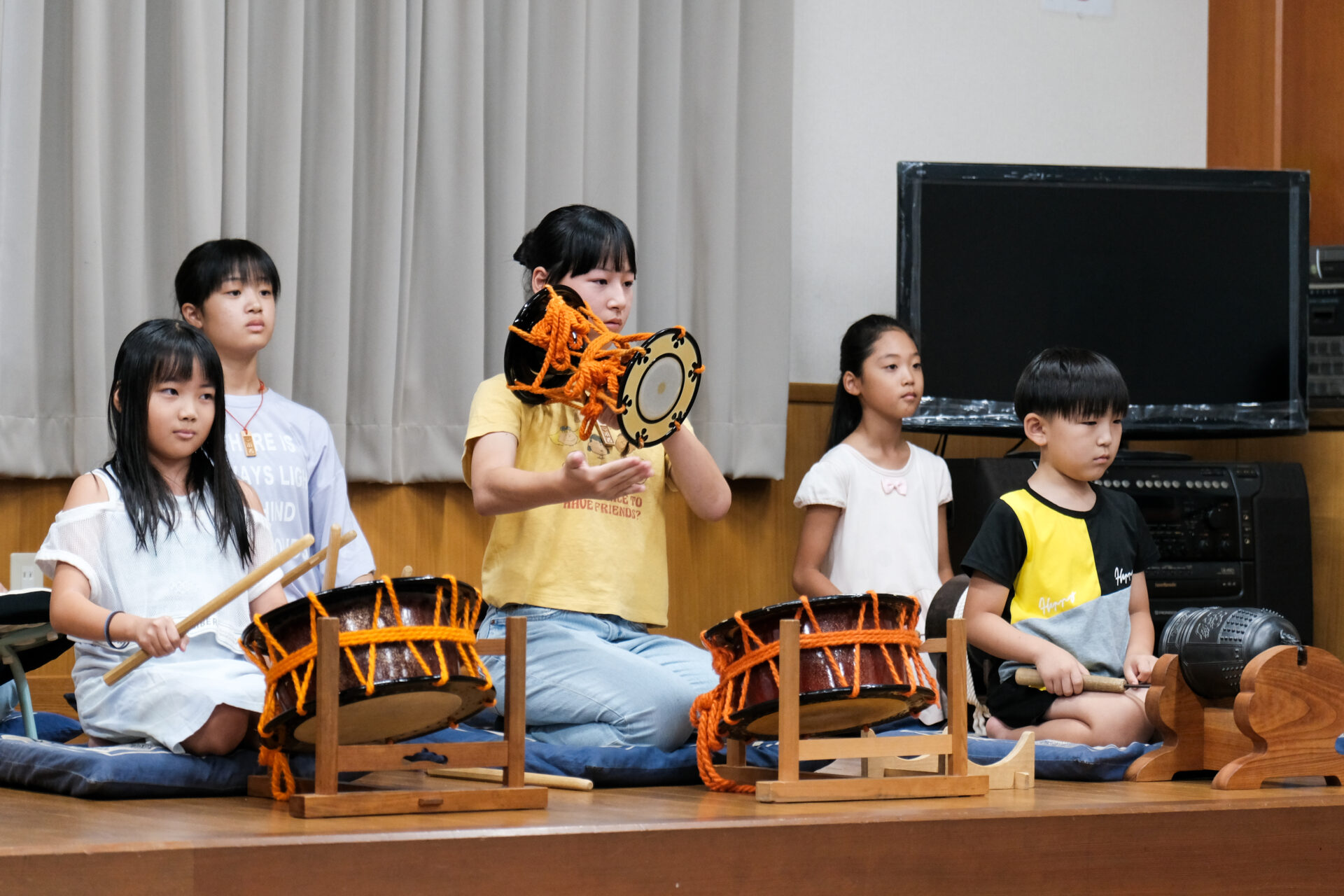 「しゃぎり」の練習をする小西地区の子どもたち